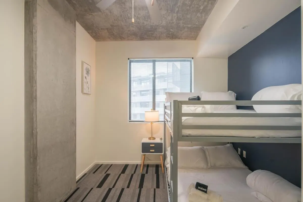 Vibrant 2Bd - Cdt - Gym, Pool, Parking - Sleep 8 Apartment Phoenix
