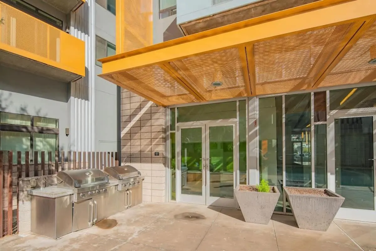 Vibrant 2Bd - Cdt - Gym, Pool, Parking - Sleep 8 Apartment Phoenix