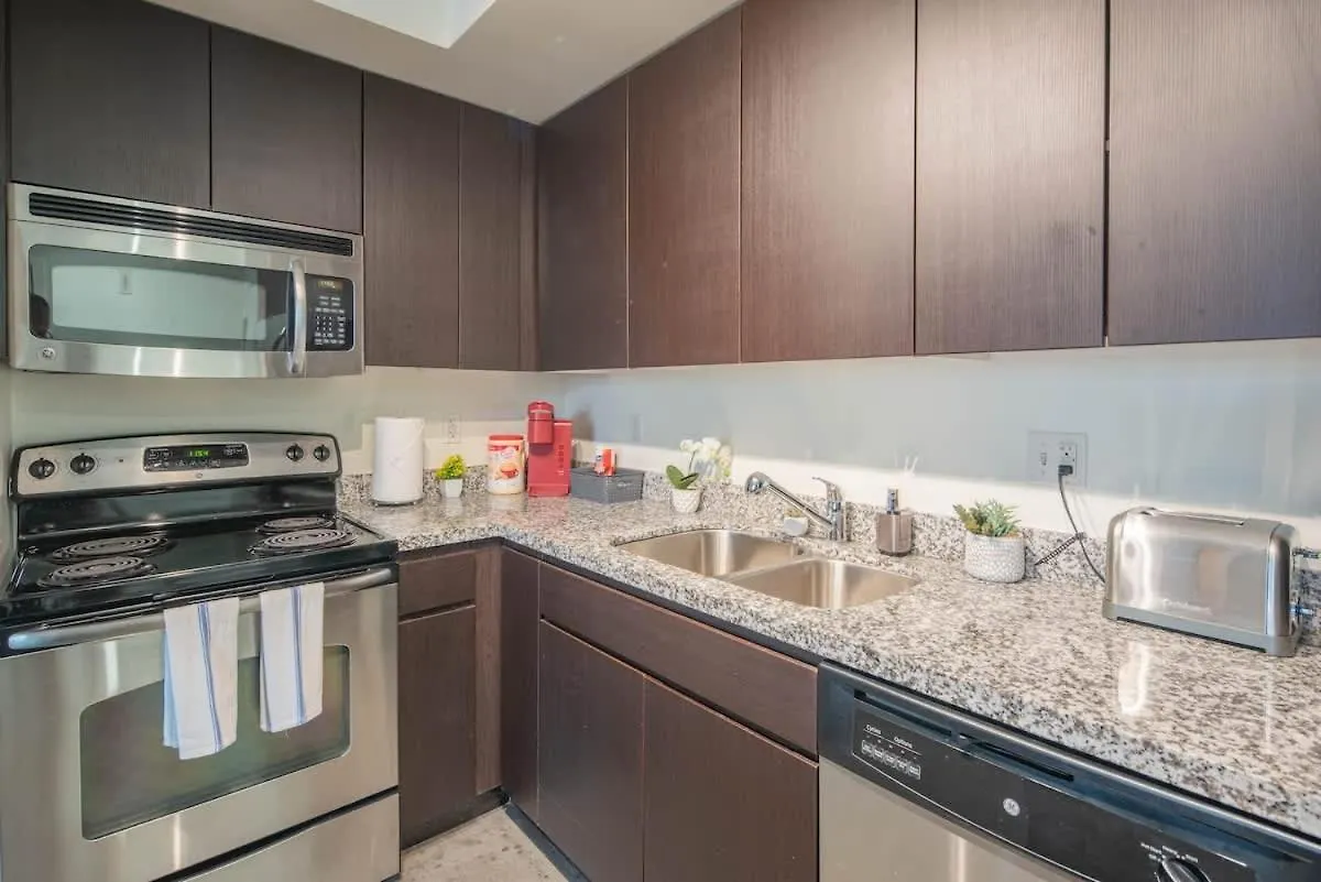 Vibrant 2Bd - Cdt - Gym, Pool, Parking - Sleep 8 Apartment Phoenix