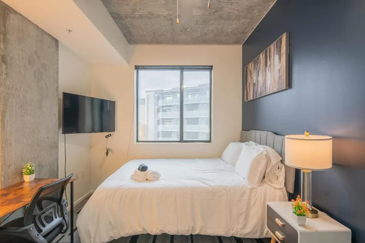 Vibrant 2Bd - Cdt - Gym, Pool, Parking - Sleep 8 Apartment Phoenix