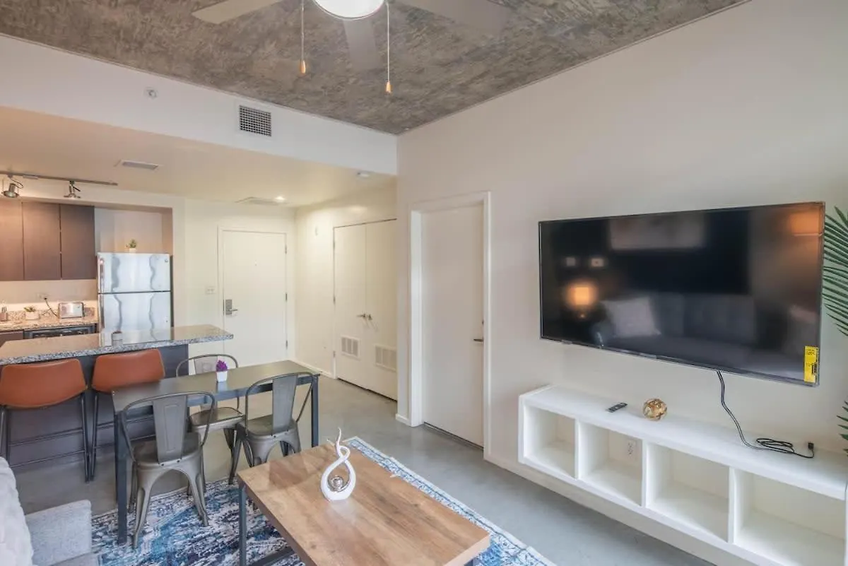 Vibrant 2Bd - Cdt - Gym, Pool, Parking - Sleep 8 Apartment Phoenix