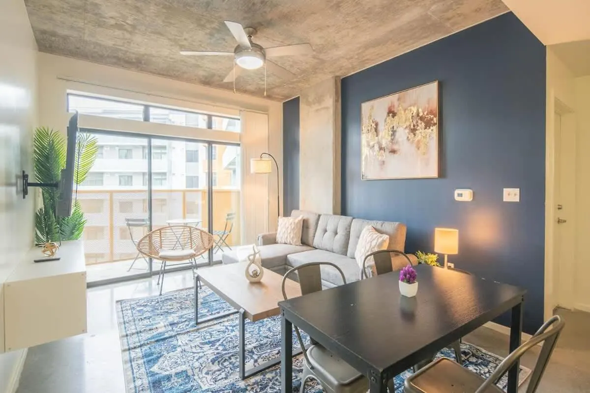 Vibrant 2Bd - Cdt - Gym, Pool, Parking - Sleep 8 Apartment Phoenix 0*,  United States
